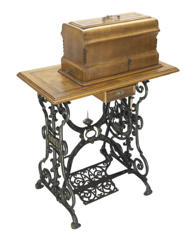 Hocharmige Langschiffnähmaschine Typ B,
Bauj.1892.