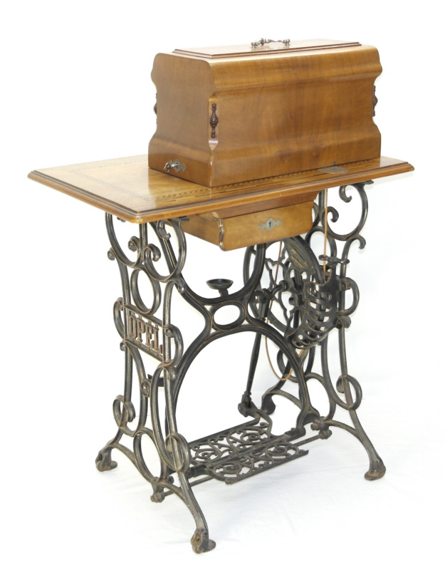 Gestell Nähmaschine mit feienm gebogenen Verschlußkasten.