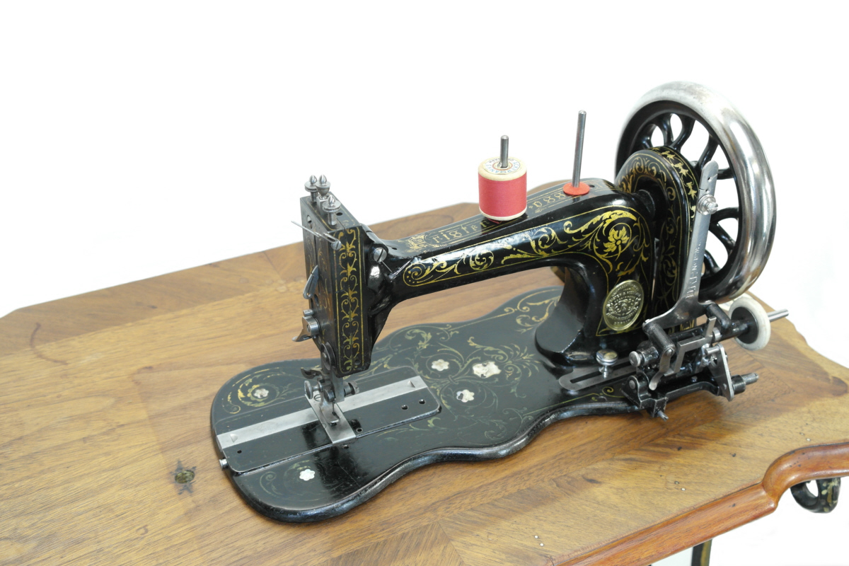 Auch der Dekor auf der Nähmaschine ist in guter Erhaltung.