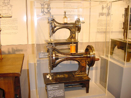 Museum Albrecht Mey D-72459 Albstadt
Bild vorne Plaz & Rexroth, hinten Opel Typ 1, Seriennr. 10509, ca. 1868