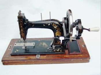 Diese Maschine gibt es auch mit Gußsockel.