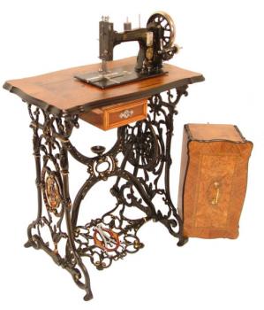 Salon- Renaissance Gestell mit Typ B Nähmaschine.