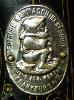 Erstes Wertheim Markenzeichen am Nähmaschinenarm, vor 1880.
