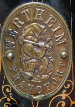 Wertheim Messingplakett, um 1890.