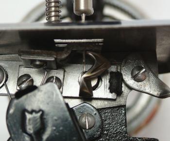 Kettenstich- Nähmaschine nach Willcox & Gibbs.