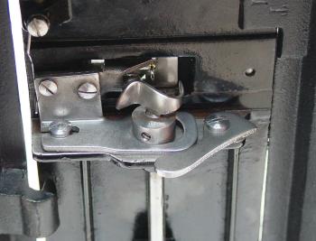Kettenstich- Nähmaschine nach Willcox & Gibbs.