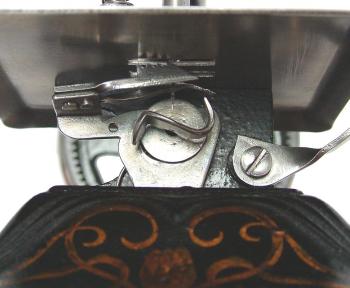 Kettenstich- Nähmaschine nach Willcox & Gibbs.