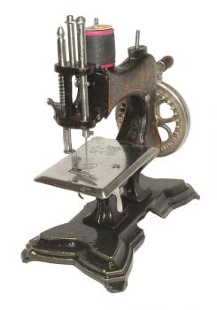 Kettenstich- Kindernähmaschine nach Willcox & Gibbs.