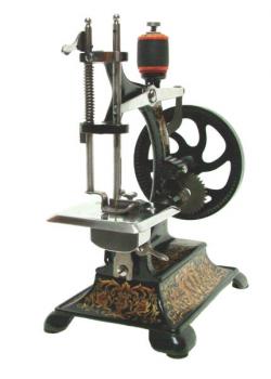 Die größte Müller Nähmaschine.<br /> 28 cm hoch, 3 kg schwer.