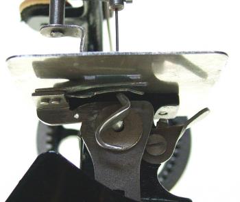 Kettenstich- Nähmaschine nach Willcox & Gibbs.
