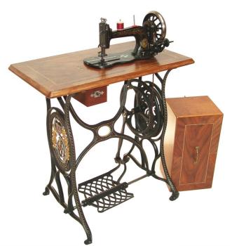 Niederarmige Geigenkasten Langschiff-Nähmaschine Typ A,<br />
Baujahr 1882, Sammlung Berthold Engel.