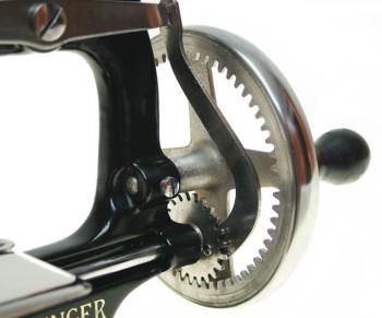 Der Mechanismus für den Nadelstangenantrieb.