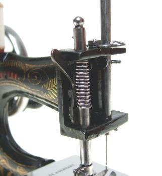 Offene Nadelstange mit Drückerfußstange.