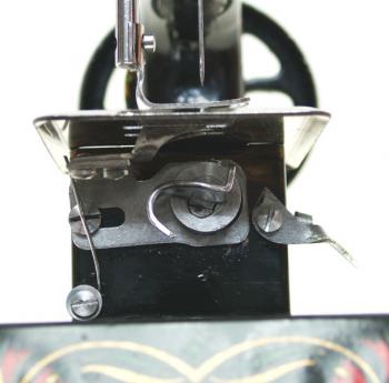 Kettenstich- Nähmaschine nach Willcox & Gibbs.