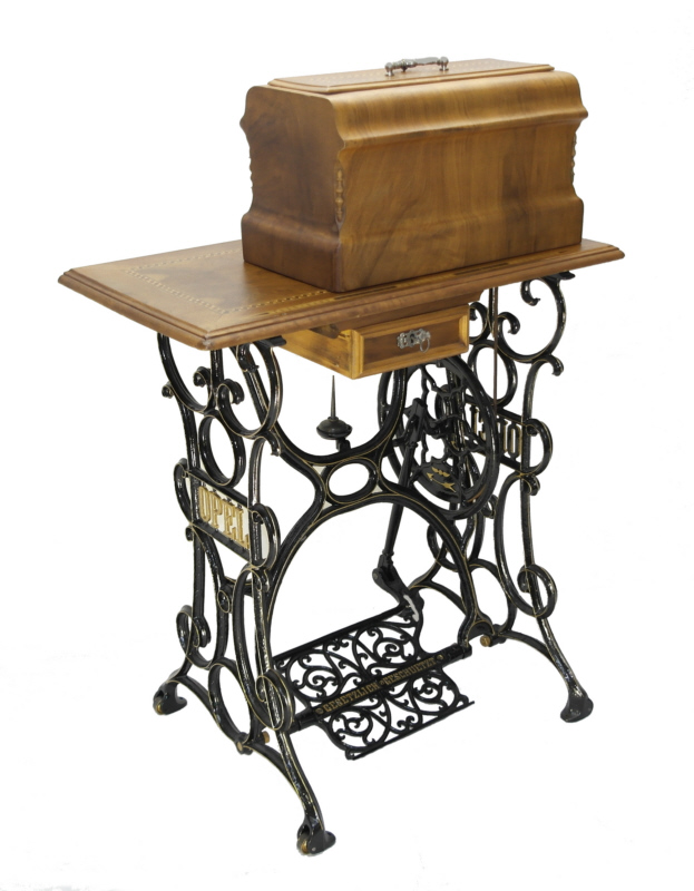 Hocharmige Langschiffnähmaschine Typ B
Bauj. 1896,<br /> Sammlung Berthold Engel