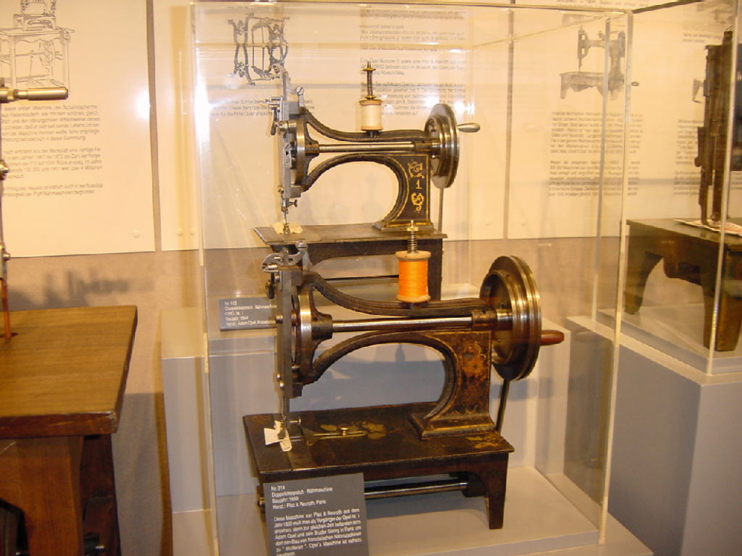 Museum Albrecht Mey D-72459 Albstadt
Bild beide Plaz & Rexroth, hinten Opel Typ 1, Seriennr. 10509, ca. 1868