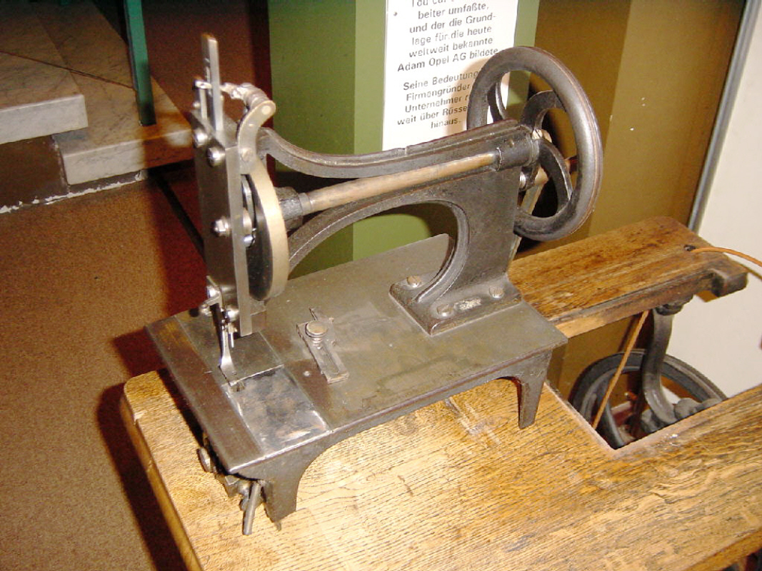 Nähmaschinenoberteil der ersten Opel-Nähmaschine<br />Museum der Stadt Rüsselsheim, Seriennr. 902, von 1863.