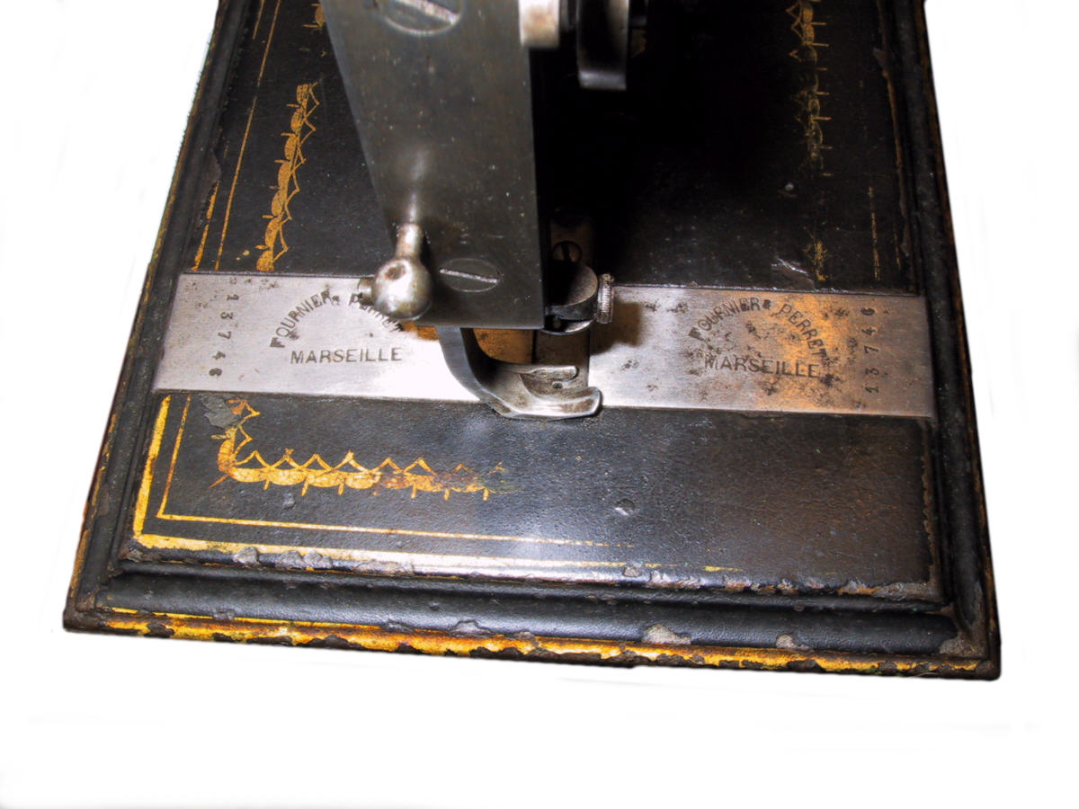 Namen des Händlers in die Schieberplatten gepresst. Baujahr 1869.