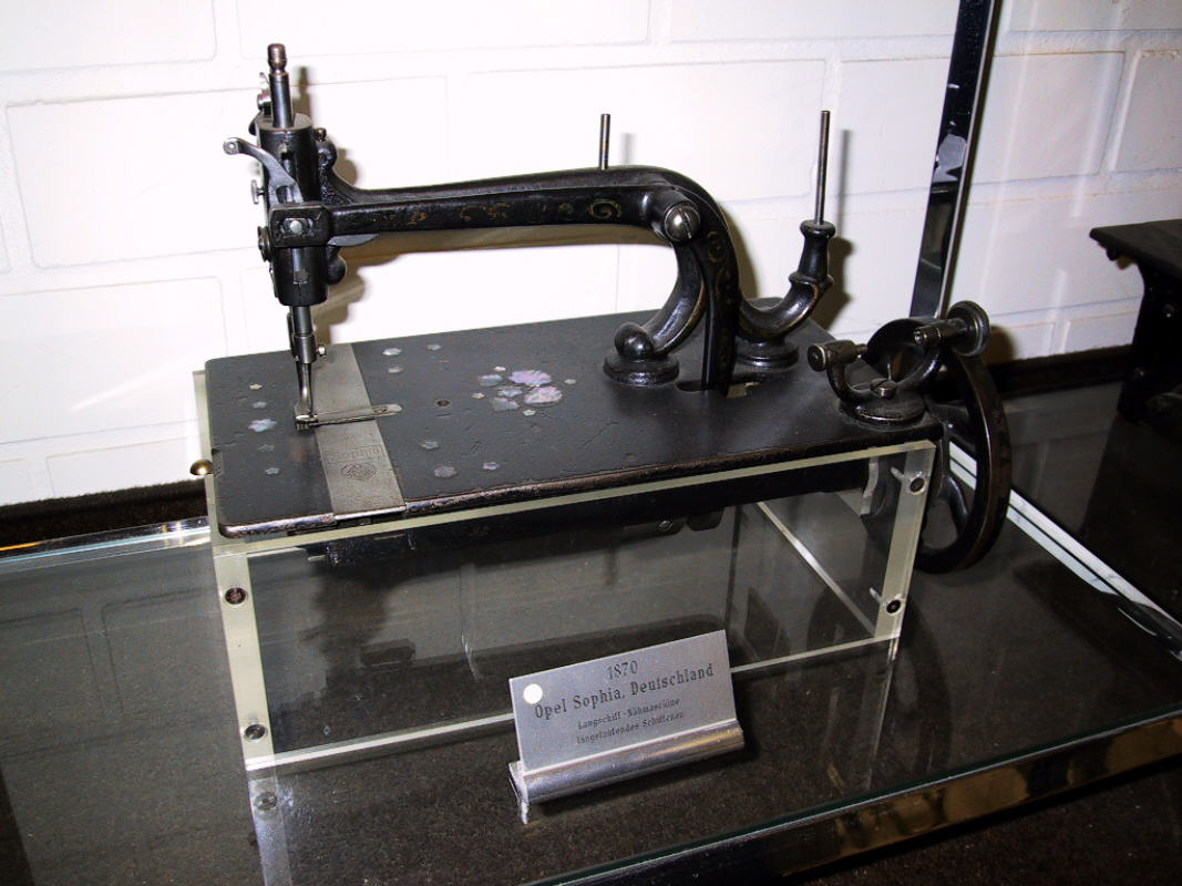 Nähmaschinenoberteil einer Opel Sophia ca.1870.Museum Fa. Bernina. Steckborn Schweiz