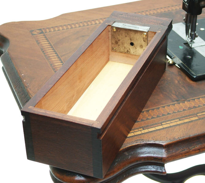Die nachgebaute Schublade mit original Schloß von 1870.