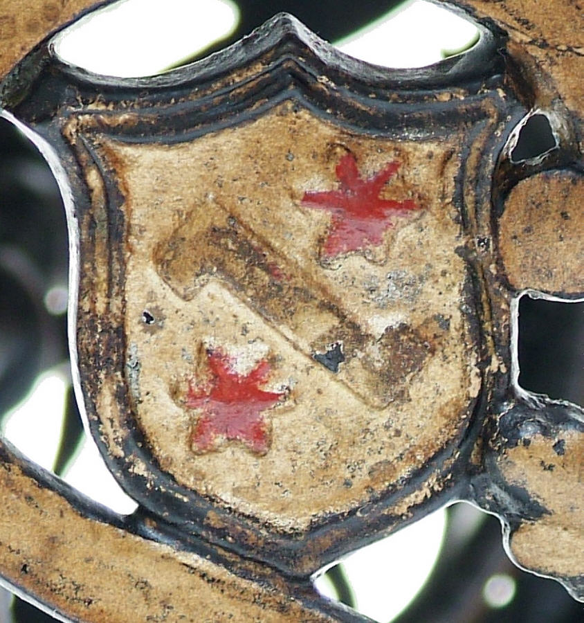 Das Rüsselsheimer Stadtwappen ist zu erkennen.