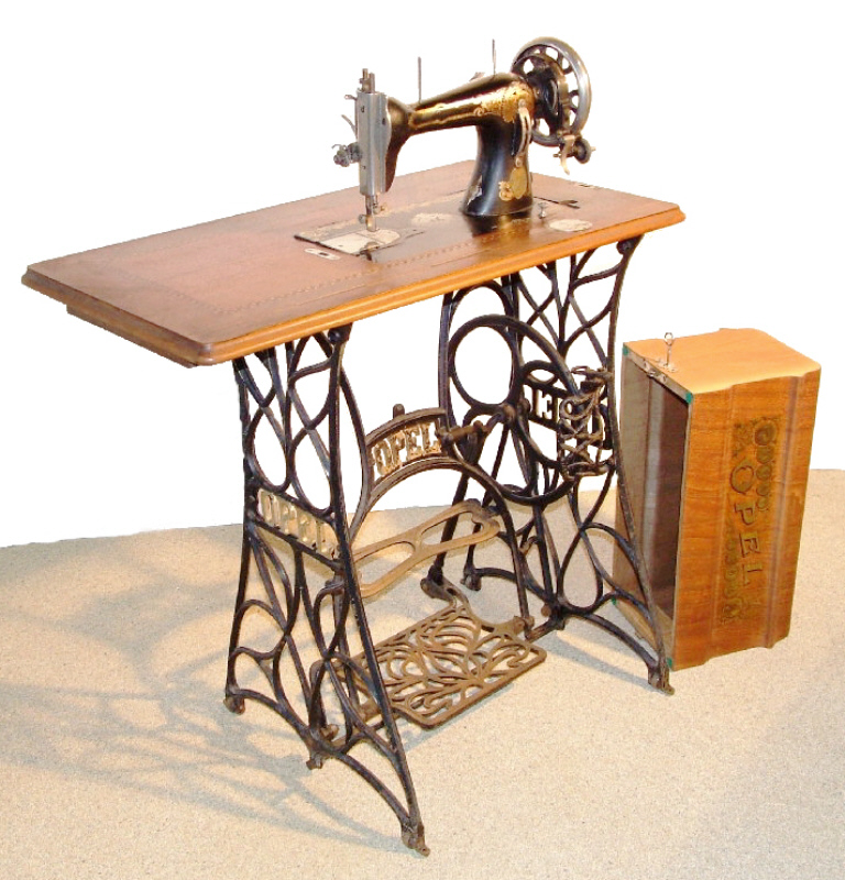 Ringschiffmaschine auf Gußgestell 1899- 1904
mit Fußstütze,<br />Sammlung Nicole Seemann