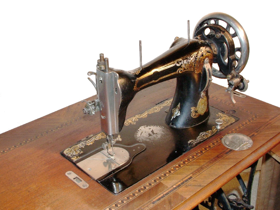 Nähmaschinen- Oberteil einer Ringschiff-Nähmaschine,<br />
Decor wurde auch von anderen Herstellern verwandt.