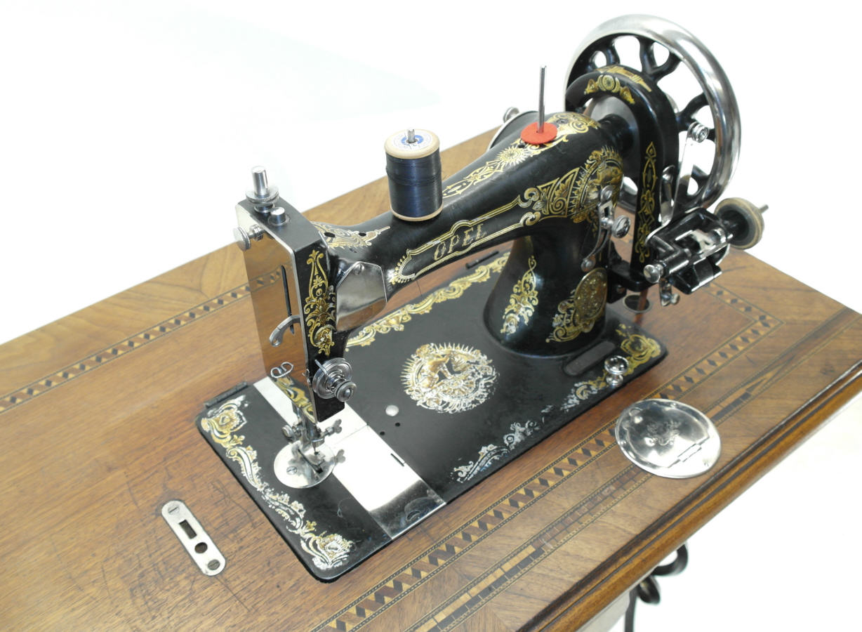 Nähmaschinenoberteil der Schwingschiffmaschine<br />
Decor wurde von mehreren Herstellern verwandt.