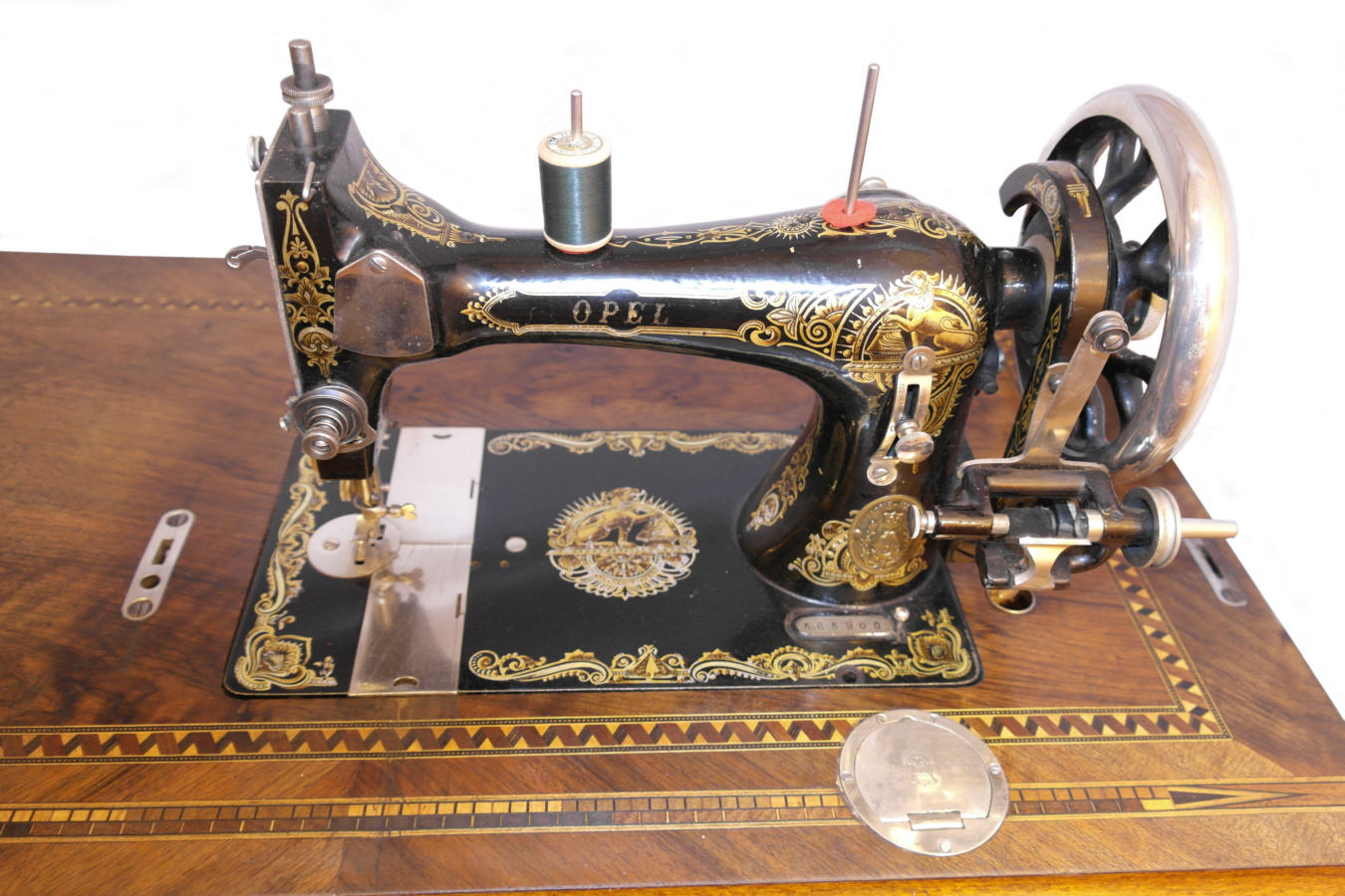 Die Schwingschiff Nähmaschine eingebettet in die übliche Intarsienarbeit.