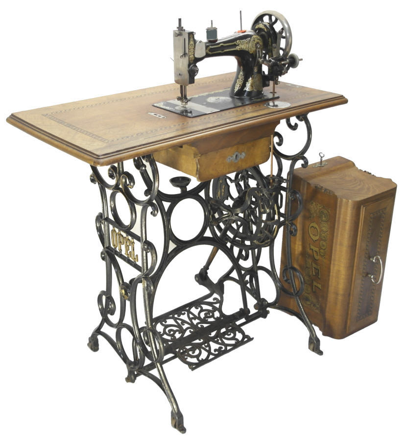Nähmaschine mit geöffneter Haube Seriennummer 565900.