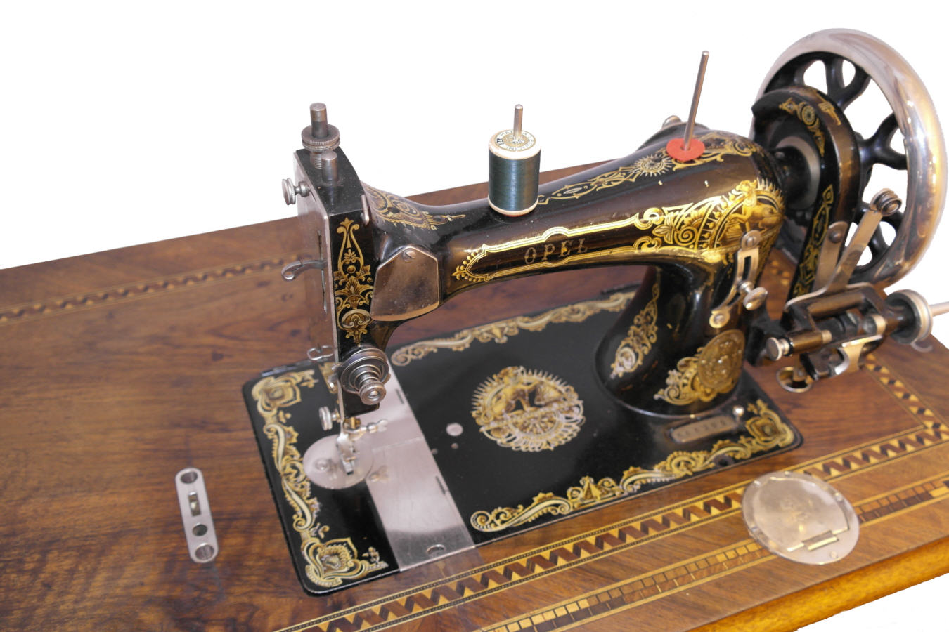 Nähmaschinenoberteil der Schwingschiffmaschine mit eingearbeitem Nadelkissen in der Tischplatte.