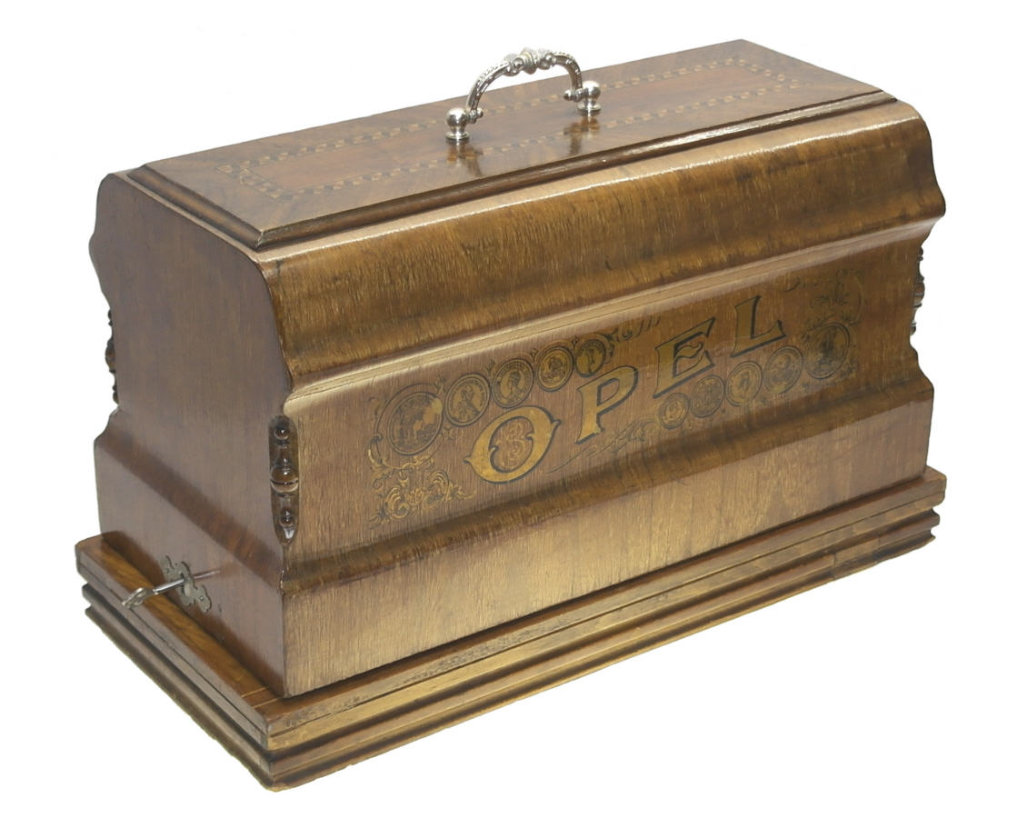 Haube mit dem für dieses Baujahr typischen Schriftzug
Seriennr. 822471