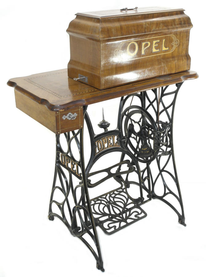 Mit geschlossener Haube auf Gußgestell mit Fußstütze, ca. 1904- 1908.
