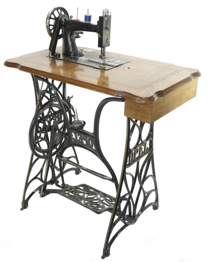 Hier die Rückansicht der Opel Nähmaschine von 1906.