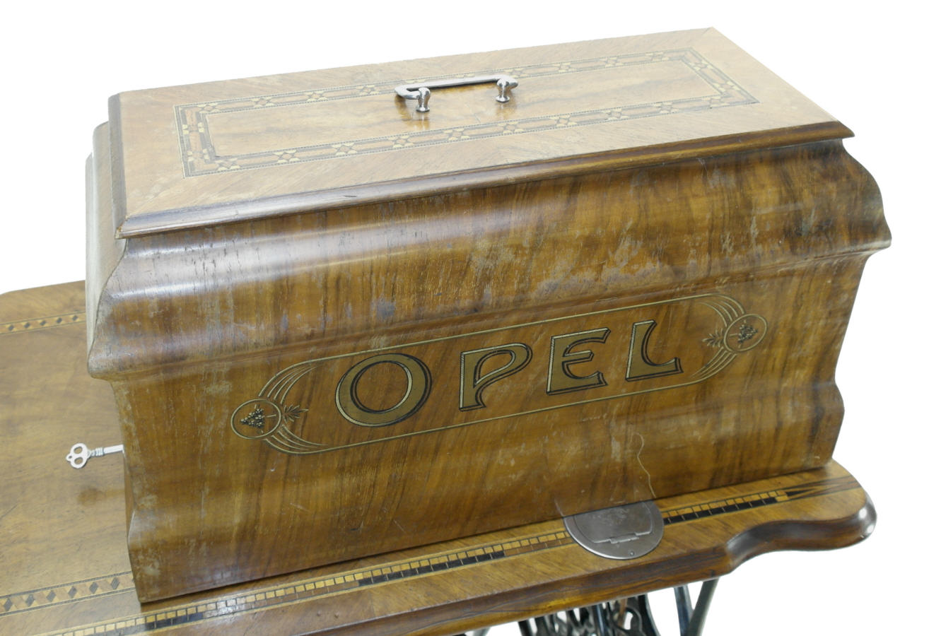Ca. 1905 hat man ein anderes Design für den Opel Schriftzug verwandt. Es verschwanden die Medaillen der Weltausstellungen.