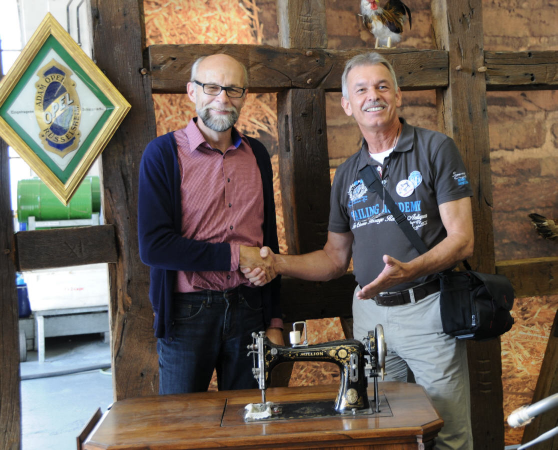 Reparatur der Millionsten Opel in 09/2015.
Links Opel Classic Chef Wolfgang Scholz und Berthold Engel.