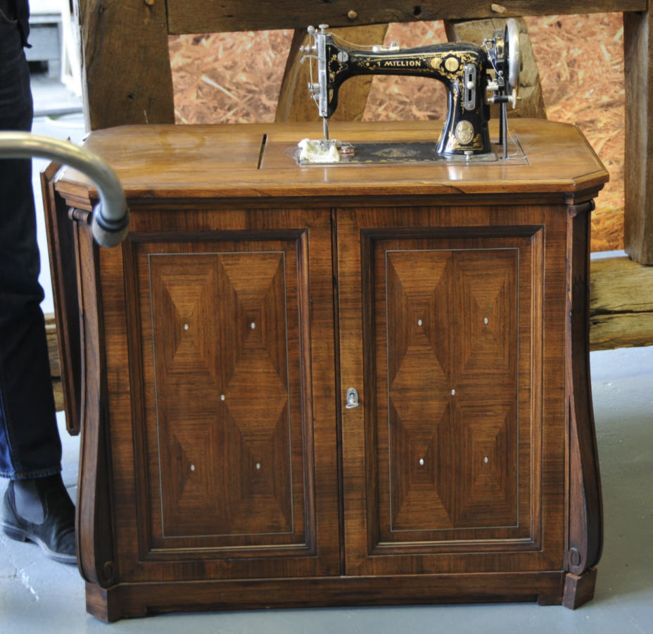 Man hatte für die "Millionste" Nähmaschine ein elegantes Cabinet-Möbel gewält.
