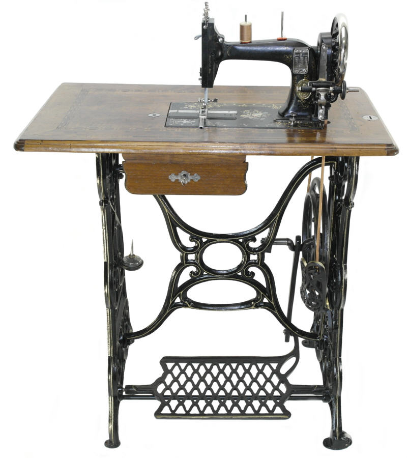 Die Nähmaschine ist eine Standard Langschiff Nähmaschine, Sammlung Berthold Engel.