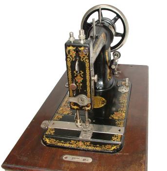 Diese Nähmaschine ist etwa 1/3 größer als vergleichbare Schwingschiff- Nähmaschinen.