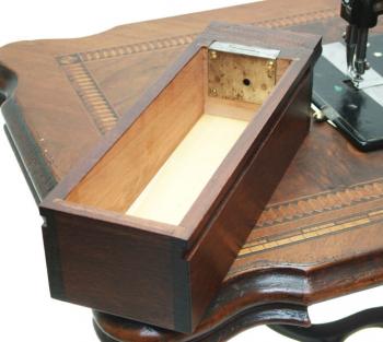 Die nachgebaute Schublade mit original Schloß von 1878.
