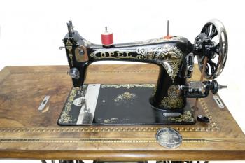 Diese Nähmaschine ist etwa 23% größer als die Haushaltsnähmaschinen.