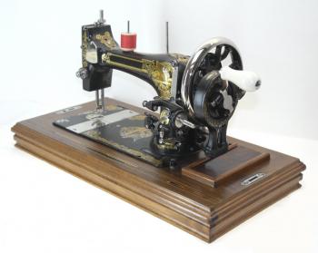 Sie hat den Decor einer Singer Nähmaschine.
