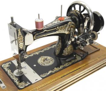 Hier im Vergleich eine Opel Schwingschiff Nähmaschine mit üblichem Decor und Technik.