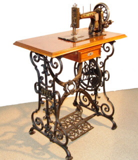 hocharmige Langschiff- Nähmaschine Typ B
Baujahr 1892,<br /> Sammlung Nicole Seemann.