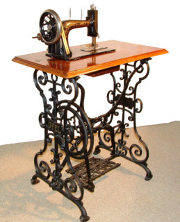 Langschiffmaschine auf Gußxgestell
von 1892- 95,<br /> Seriennummer 345019.